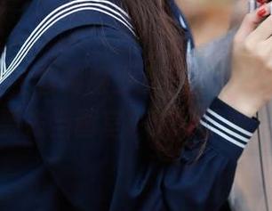喵糖映画全套制服少女下载，感觉自己也要去当画室小助手了呢。