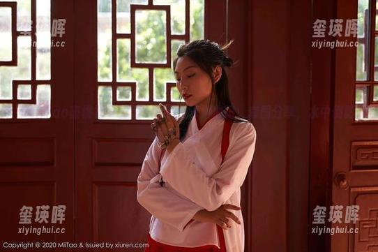 MiiTao蜜桃社 - 雪梨sherry泳池游记：套图分享，水中倒影竟然这么撩！