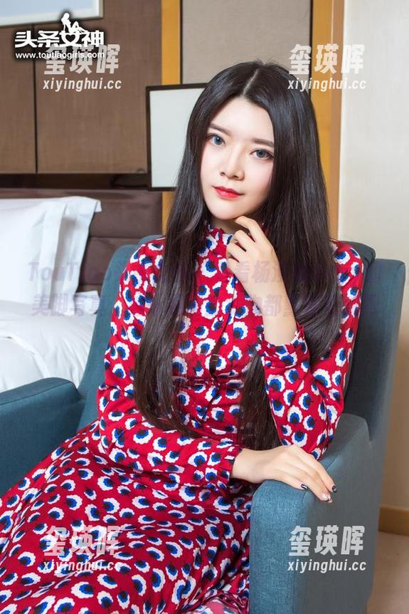 TouTiao头条女神 - 看看杨漫妮baby的美脚写真，连冰箱里的食物都默默在减肥！