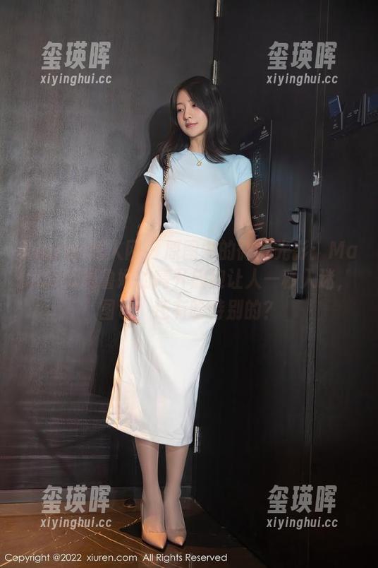 Xiuren秀人网 - 原图中的微妙光影：Manuela玛鲁娜的高开旗袍让人一秒入迷，图包，还有啥特别的？