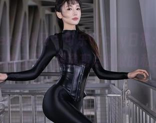 Xiuren秀人网 - 可乐Vicky日常：一眨眼就过的日子，精选亮点绽放的私密瞬间！