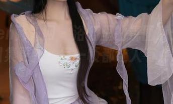 Xiuren秀人网 - 浴缸里的氛围感：奶芙乔乔图集更新，每一帧都让人有点想象力。