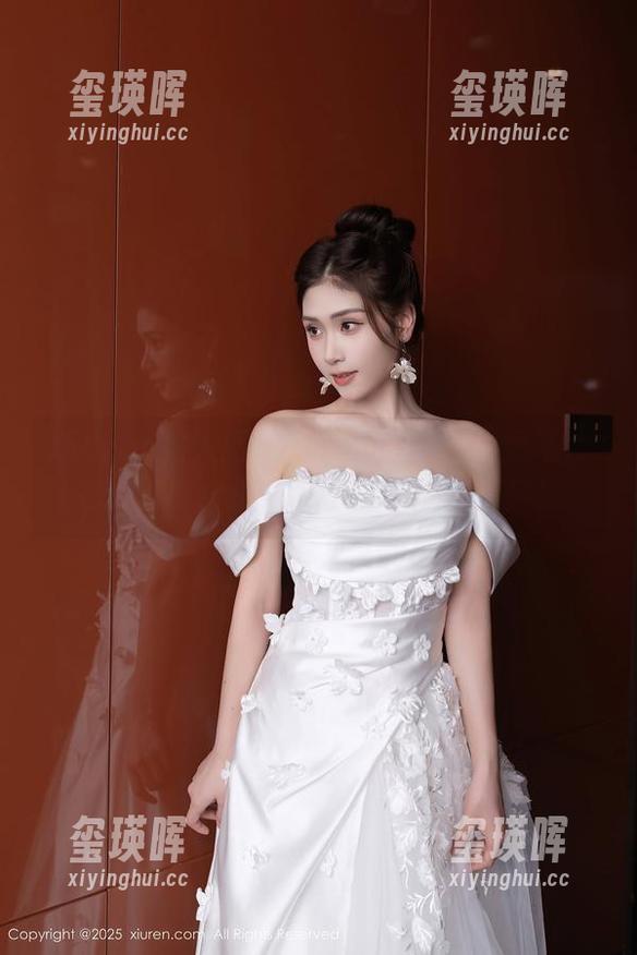 Xiuren秀人网-小逗逗 Xiuren秀人网 - 让人捧腹的小逗逗与皮衣:写真合集,轻松搞定你的烦恼!