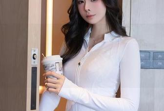 Xiuren秀人网 - 草莓mm与纯白：套图下载，迷失在色彩的边缘，仿佛时间停止了