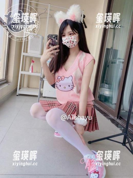 at鲨鱼油亮的写真，让我怀疑壁纸其实也是有灵魂的，被她吸引了。
