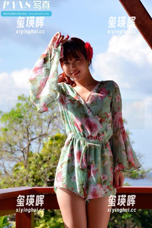 pans - 当微妮遇上礼服：原图中的优雅与调皮，简直想捧着屏幕！