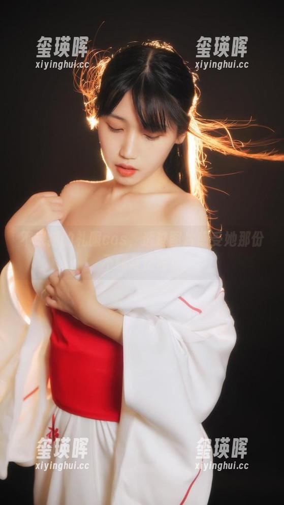不呆猫的礼服cos，透过图片感受她那份不羁与优雅！
