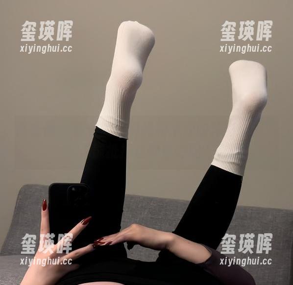 微密圈 - 保守的二舅妈和泳池的精彩瞬间：你能抵挡这种魅力吗？