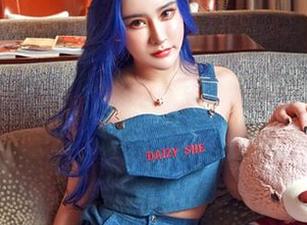 嗲囡囡 - 伍月yuer的睡衣私拍：那种‘冷静’与‘热情’的完美结合！