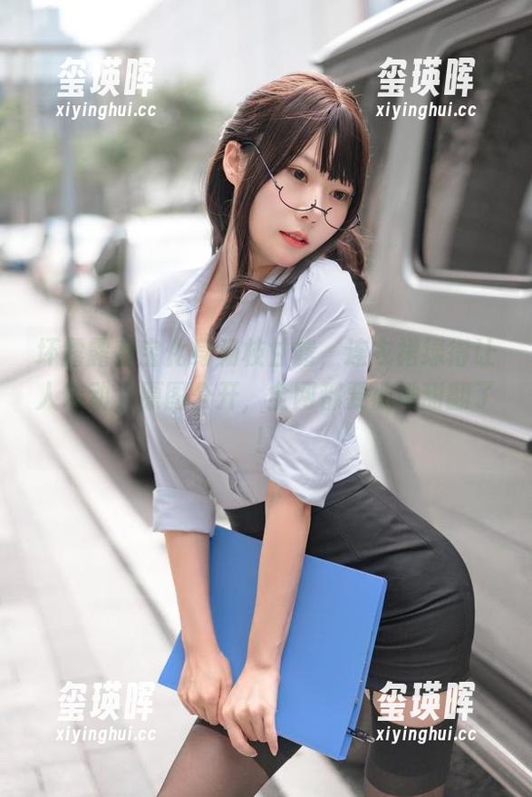 坏露露香宝化身杨枝甘露，连衣裙绿得让人心动，原图公开，全网都要被她甜翻了！