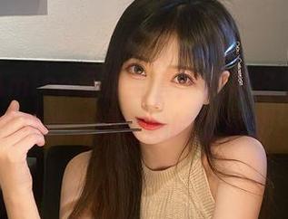 大肉丸Amiee海边全套：天凉好个秋，我却只想沉浸在她的世界里。