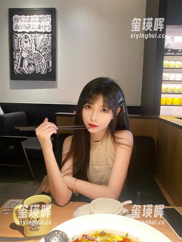 大肉丸Amiee海边全套：天凉好个秋，我却只想沉浸在她的世界里。