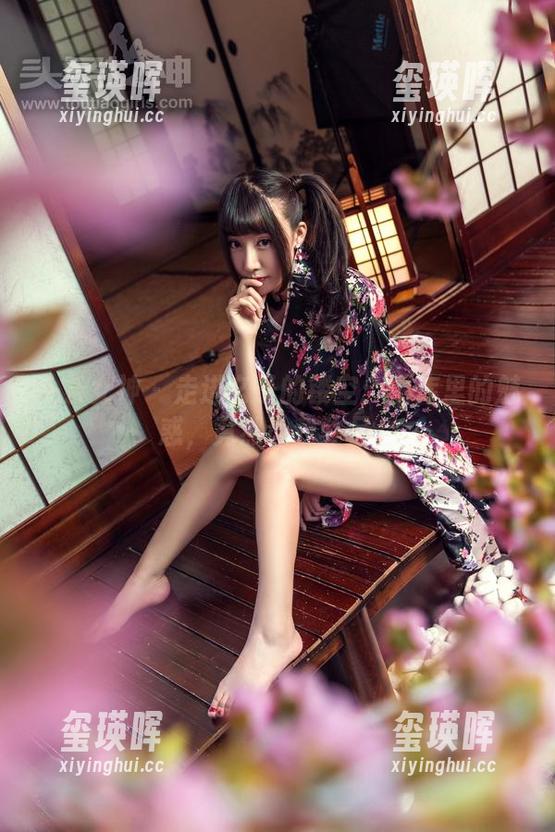头条女神 - 走进玄子的镂空：图库里的魅惑，竟然让我驻足。