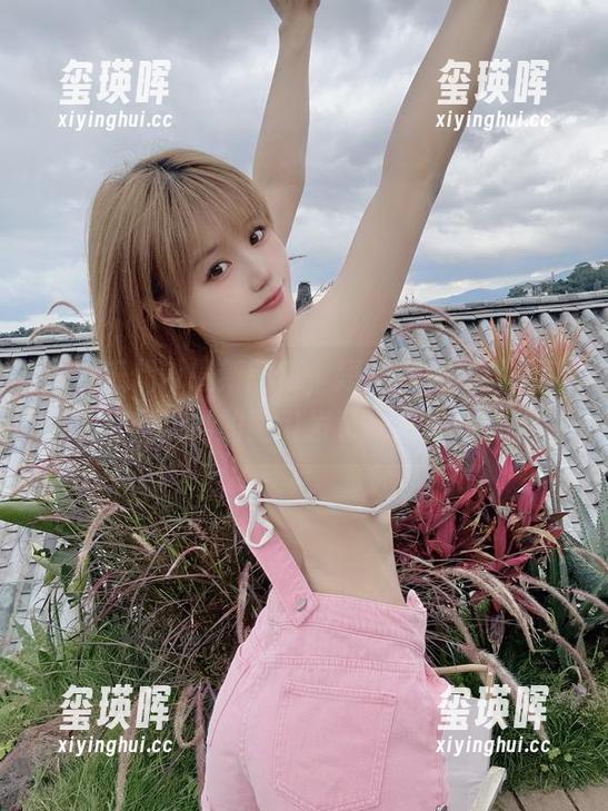 小仓千代w最新图集，短裙轻舞，背后那只赶走她的狗引发了一场骚动！