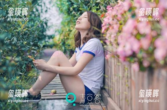 推女神 - 网袜图片大赏，快来下载吕梦玉的独特风格！