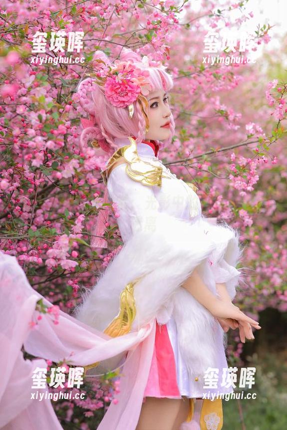 桃暖酱的写真日常：光影中的一抹甜蜜与迷离