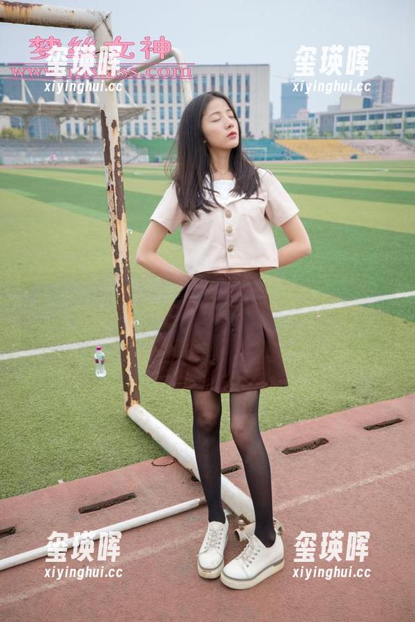 梦丝女神 - 小白鞋承包了我的心，当然还有酥酥的丝袜写真