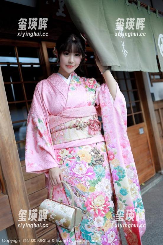 模范学院 - 牛仔裤塑造女神范，糯美子Mini的美图更新让我眼前一亮！