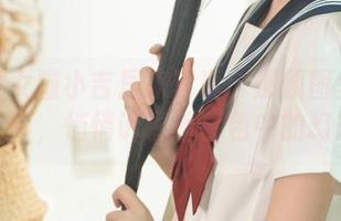 爆机少女喵小吉居家写真：那原图里的微微光影，悄悄诉说着暮色中的幻想。
