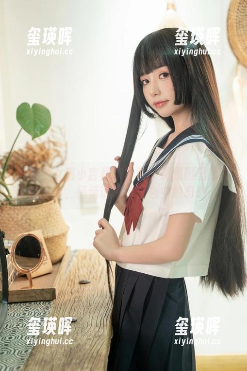 爆机少女喵小吉居家写真：那原图里的微微光影，悄悄诉说着暮色中的幻想。
