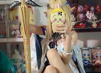 白栎Shirly的礼服私拍，保证让你在图包中找到人生的意义（或者是奇怪的动作）！