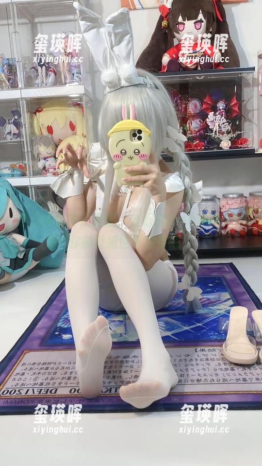 穿上丰川祥子校服，白栎Shirly的照片让你的壁纸世界更有趣！