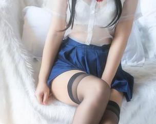 白烨烨穿白衬衫：这美图简直像是在说‘快来围观，我可是个大明星’
