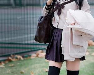 神乐坂真冬的电子相册——那些绝对服从的瞬间，福利究竟几何？