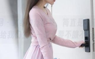 秀人网 - 这组白丝图集，简直是于诺诺ise给我们上了一课：要不服不行！