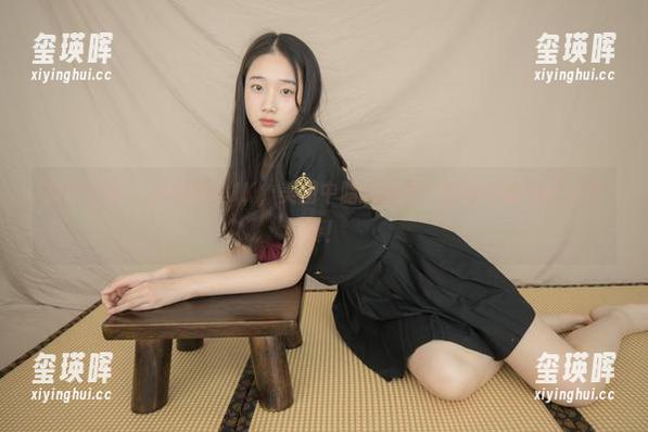 紧急企划 - 小恩黑丝JK，美图中暗藏惊喜，壁纸更新得赶上节奏！