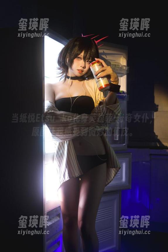 当纸悦Etsu_ko化身芙拉菲·奇奇女仆，原图让我感受到微妙的俏皮。