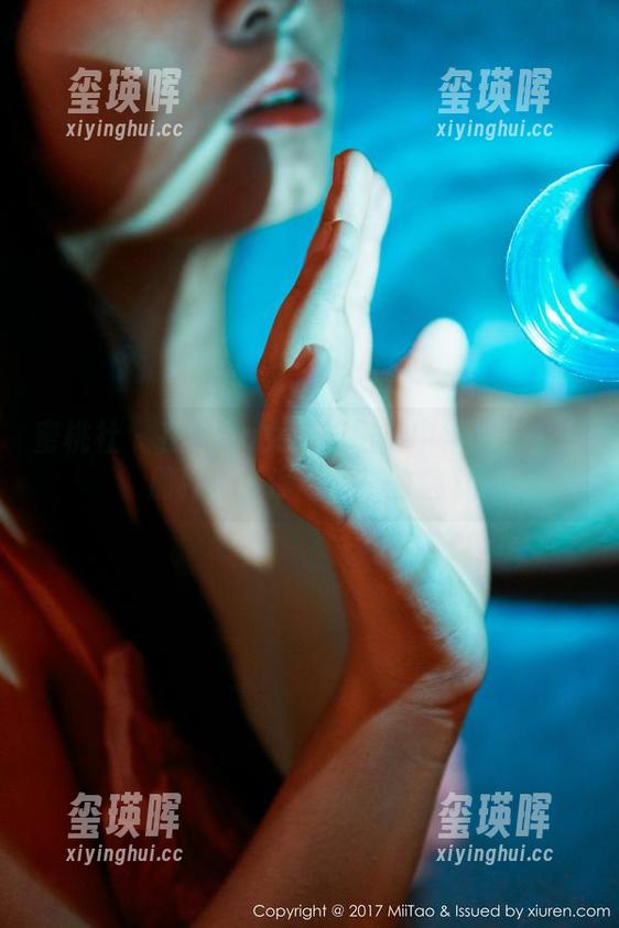 蜜桃社 - 在Gina女神的图库中徘徊：分享那种让人停不下来的魅力