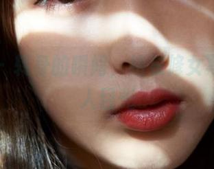 蜜桃社 - 转身的瞬间，结衣修女写真的撩人目光