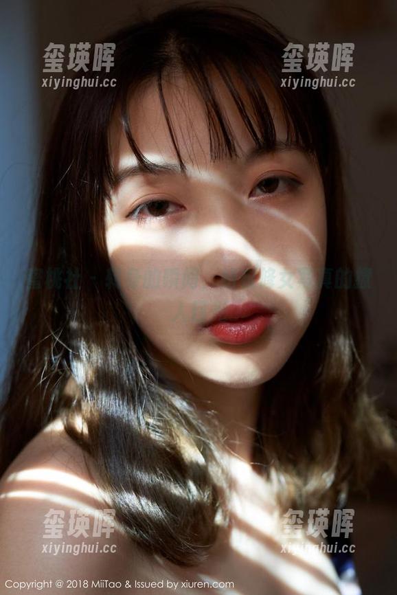 蜜桃社 - 转身的瞬间，结衣修女写真的撩人目光