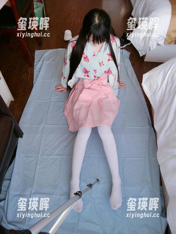 西尔酱私房写真：校服白丝，天真无邪的诱惑