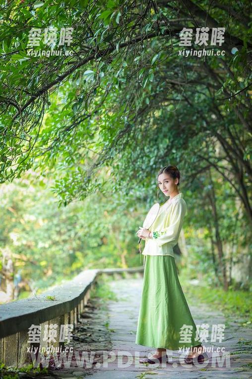 轰趴猫 - 艾小青的户外写真资源，仿佛开启了夏天的清凉大门！