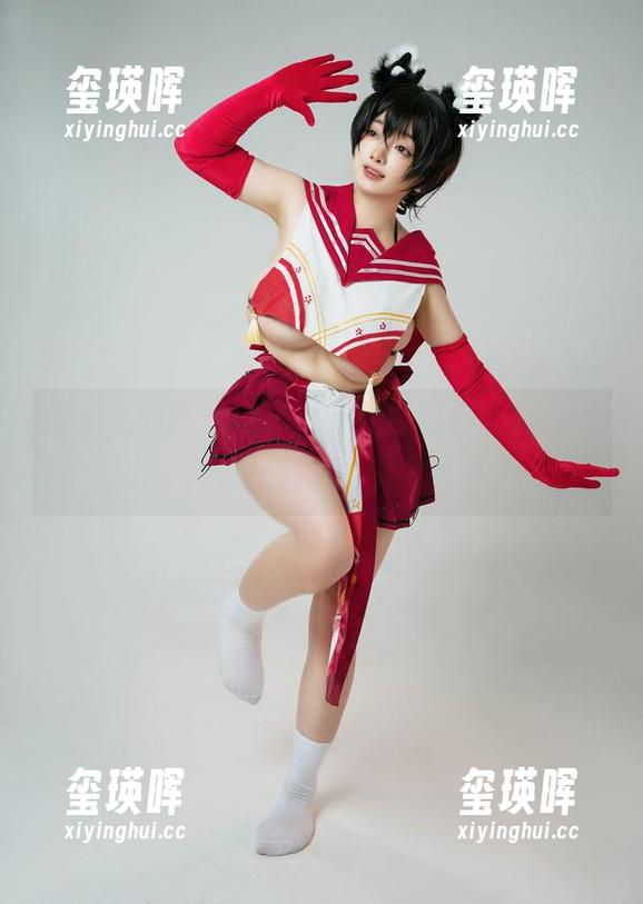 无圣光的阿寨寨和她的礼服图集，似乎在透出一种神秘气息，诱人得很啊！