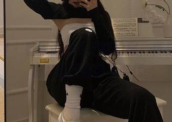 微密圈 - 看陈佩奇的定制校服，真是美得让人想回到学生时代