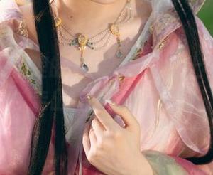 雯妹不讲道理的丝袜写真,穿上它你也能‘走出’时尚新高度!