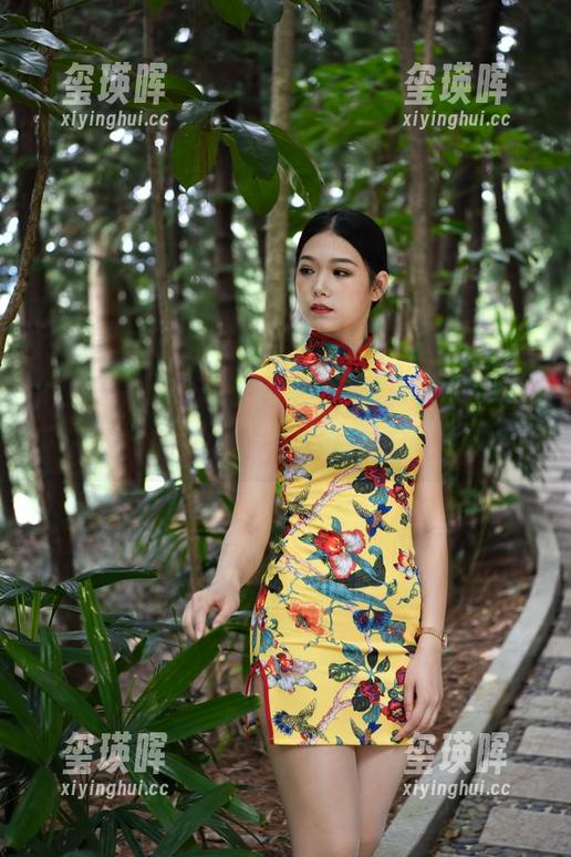 魔镜街拍 - 萌宝儿带你看图包：在哈哈镜下的肉丝魅力与广场风光