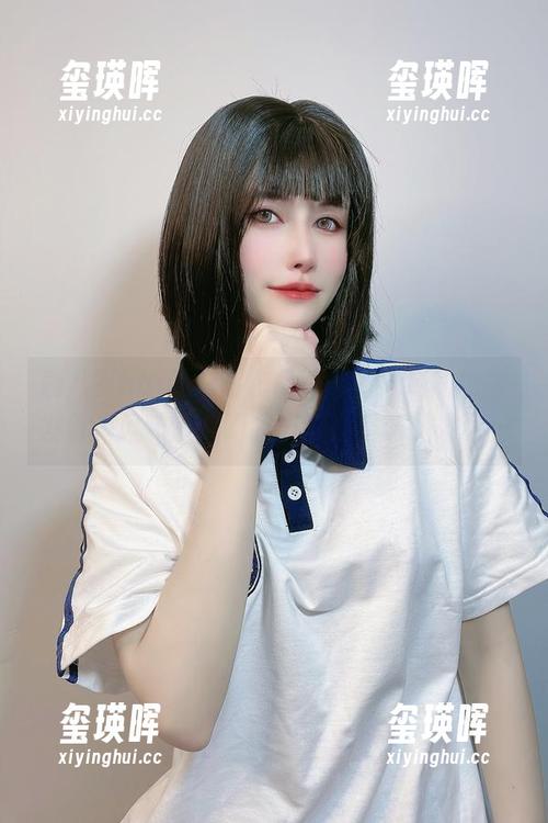 鹿八岁baby泳装作品：穿着泳装的她散发着海风味道，而我只能在空调下发呆…