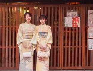 白丝的照片里，黑川仿佛在对我眨眼，尽管我知道这只是图片，但……