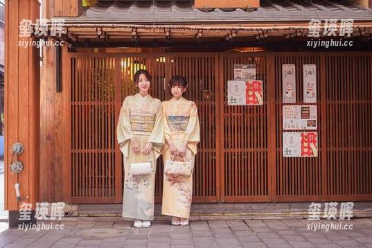 黑川 白丝的照片里,黑川仿佛在对我眨眼,尽管我知道这只是图片,但……